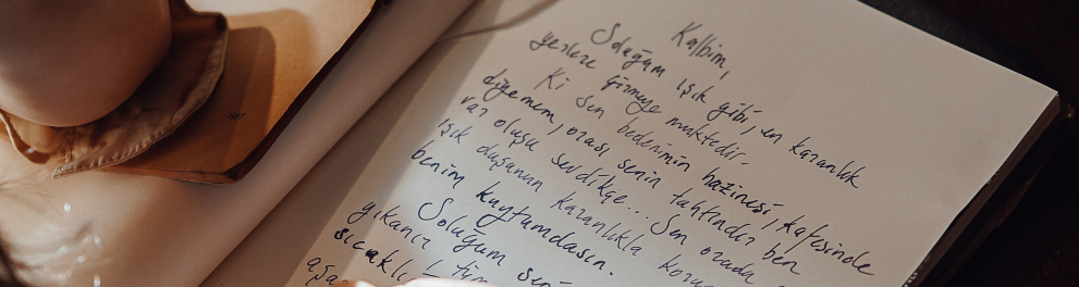 Imagem mostra uma pessoa redigindo um texto