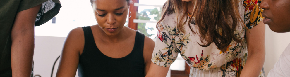Imagem mostra um grupo de jovens trabalhando em conjunto 