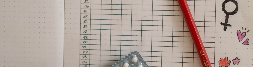 Imagem mostra jovem fazendo acompanhamento com um dos métodos de contraceptivo