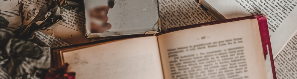 Imagem mostra coletânea de livros sob a mesa