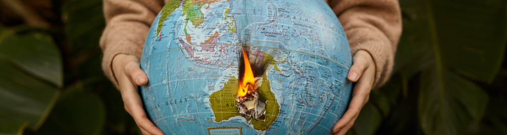 Imagem mostra uma pessoa segurando um globo representando o planeta terra