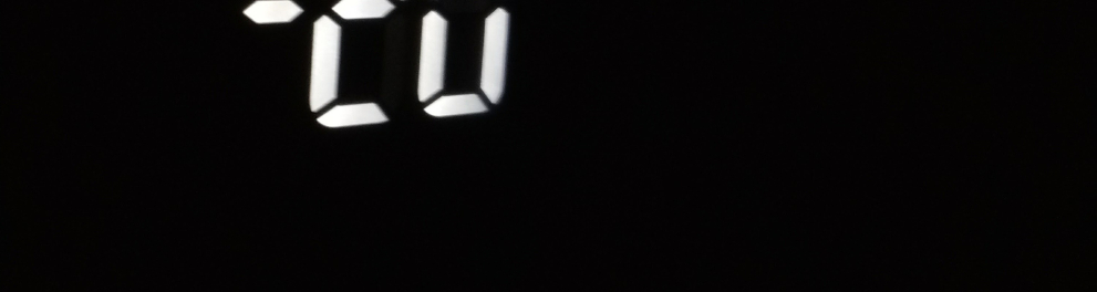 Imagem mostra números de painel digital mostrando temperatura.