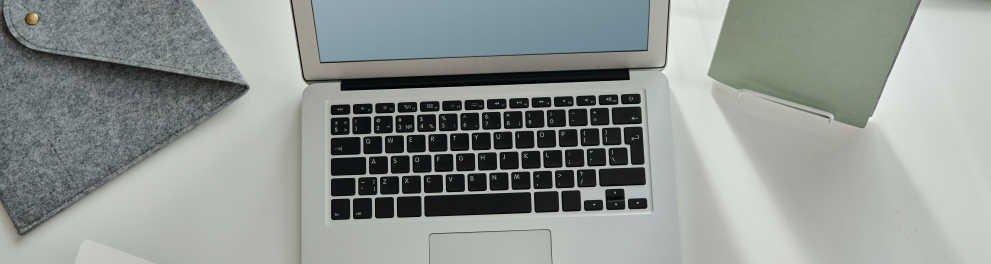 Imagem mostra uma garota manuseando seu notebook