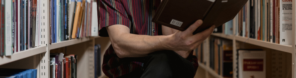 Imagem mostra um homem lendo