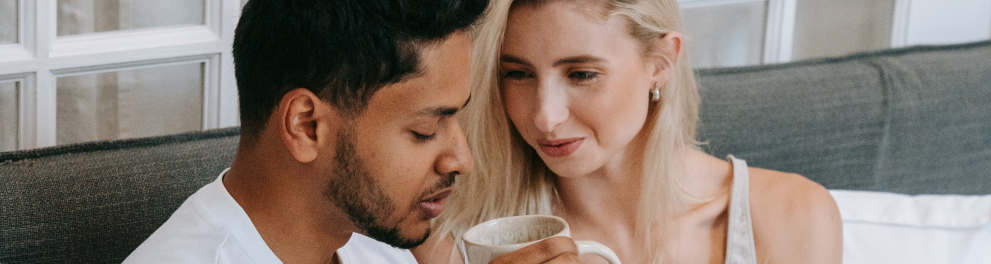 Imagem mostra um casal lendo livro de romance