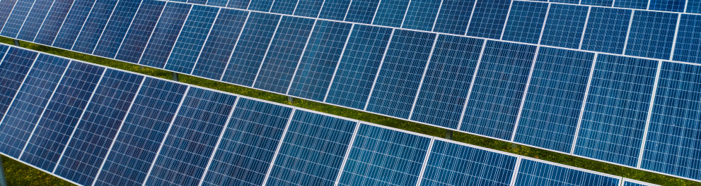 Imagem mostra painéis solares geradores de energia elétrica sustentável