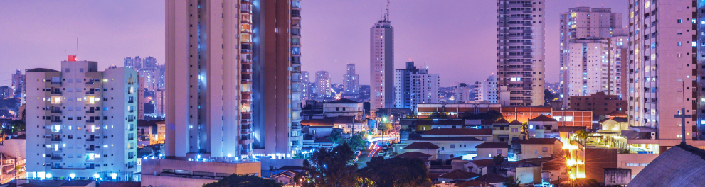 Imagem mostra uma cidade sob a luz elétrica em seu cotidiano
