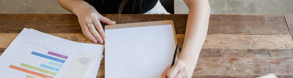 Imagem mostra jovem analisando dados de um trabalho 