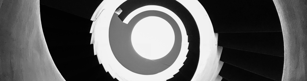 Imagem mostra uma escadaria circular