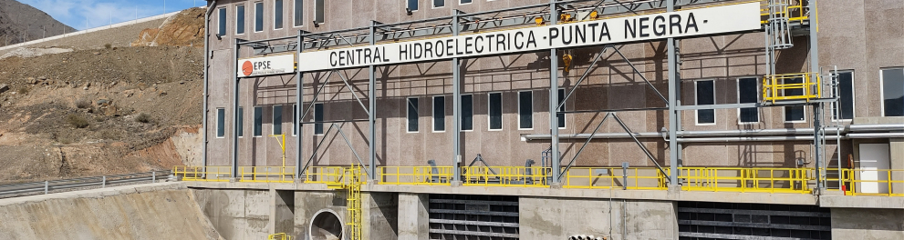 Imagem mostra uma hidrelétrica que usa a energia da água corrente para produzir eletricidade