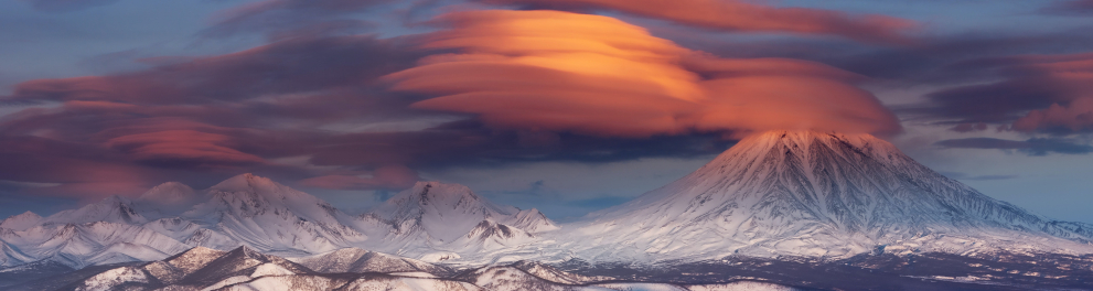 Imagem mostra montanhas.
