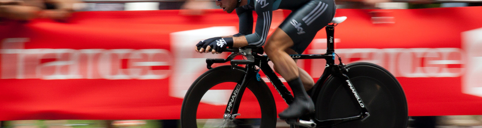 Imagem mostra um homem em uma bicicleta
