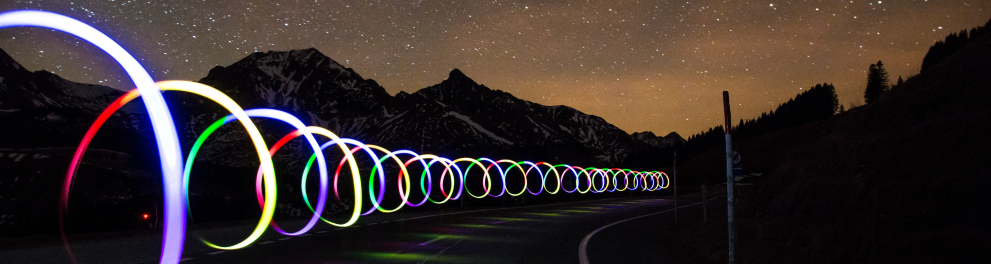 Imagem mostra feixes de luz coloridos girando no ar