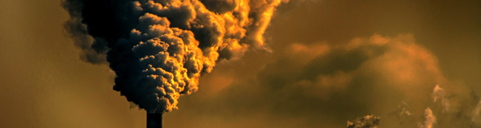 Imagem mostra fabricas soltando gases poluentes na atmosfera