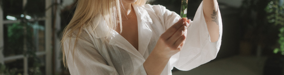 Imagem mostra uma mulher manuseando um tubo de ensaio 