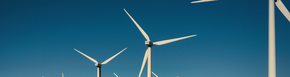 Imagem mostra geradores de energia eólica