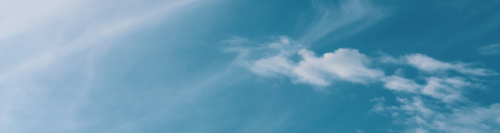 Imagem mostra um céu azul anuviado.