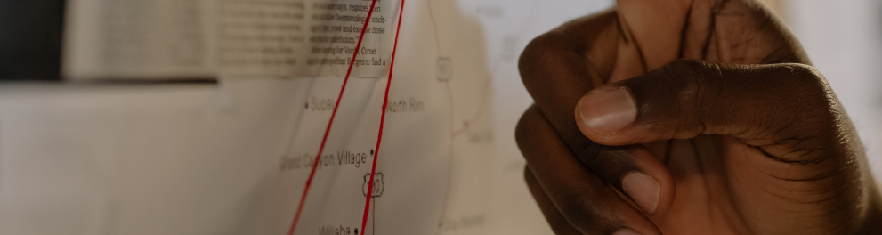 Imagem mostra um homem fazendo analise de um material textual 