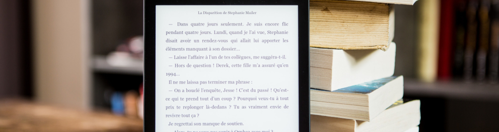 Imagem mostra tablet e livros ao redor