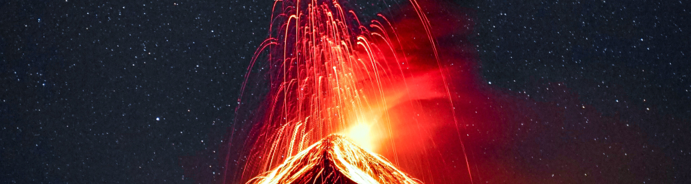 Imagem mostra um vulcão em erupção