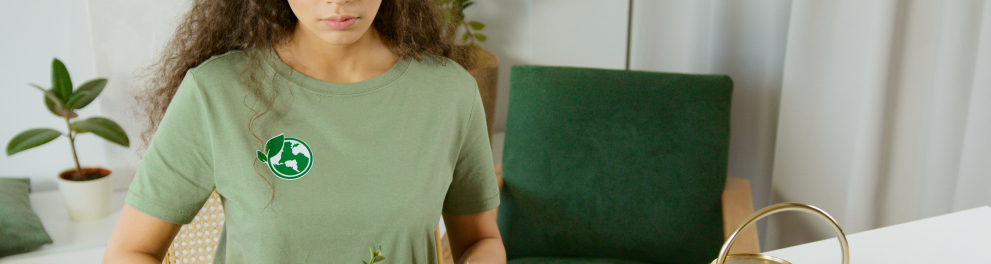 Imagem mostra uma jovem cuidando de plantas 