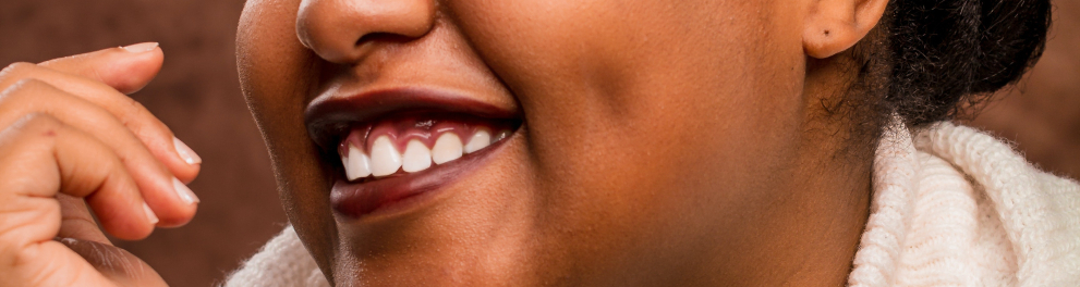 Imagem mostra uma mulher sorrindo