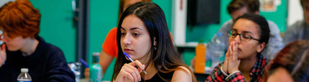 Uma sala de sala com vários estudantes
