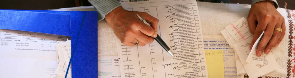 Uma pessoa analisando contas