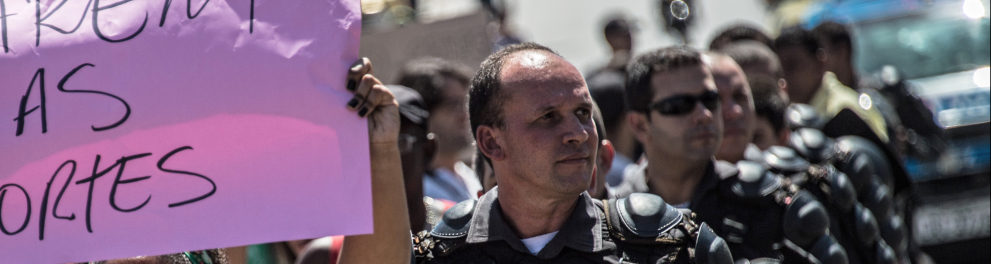Uma manifestante na frente de policiais