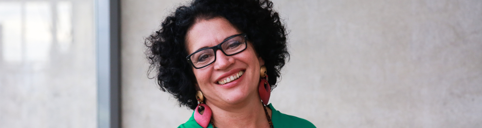 Uma foto de Viviane Mosé nos bastidores da gravação da série "Janelas de Inovação"