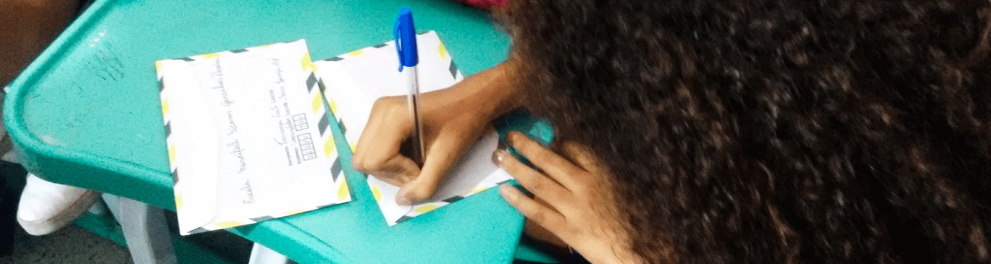 Uma menina escrevendo uma carta