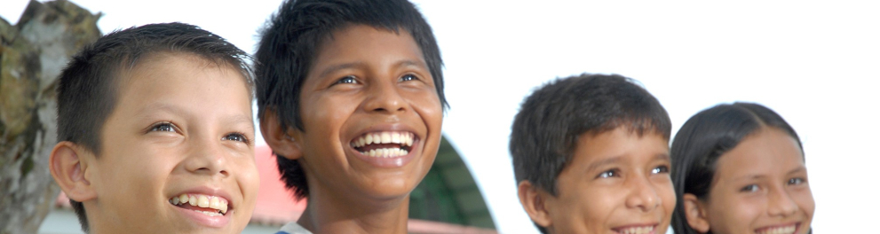 Quatro crianças sorrindo