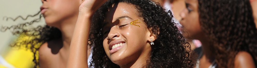 A imagem mostra crianças curtindo o Carnaval
