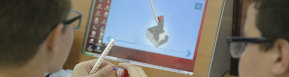 Dois alunos em uma atividade em sala de aula