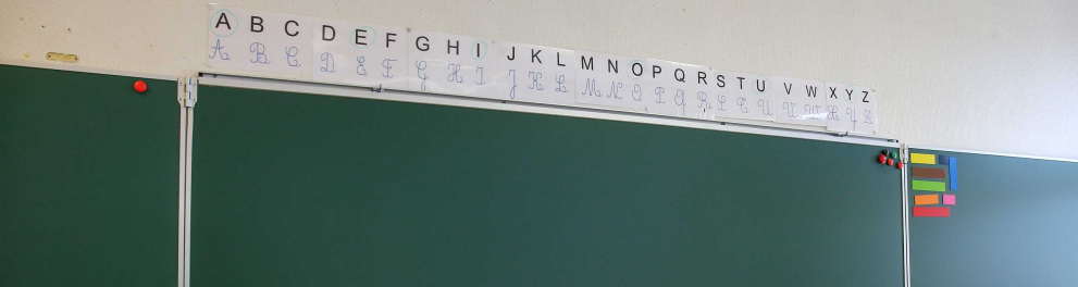 Um quadro de sala de aula sem nada escrito.