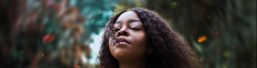 Uma mulher negra em meio a natureza