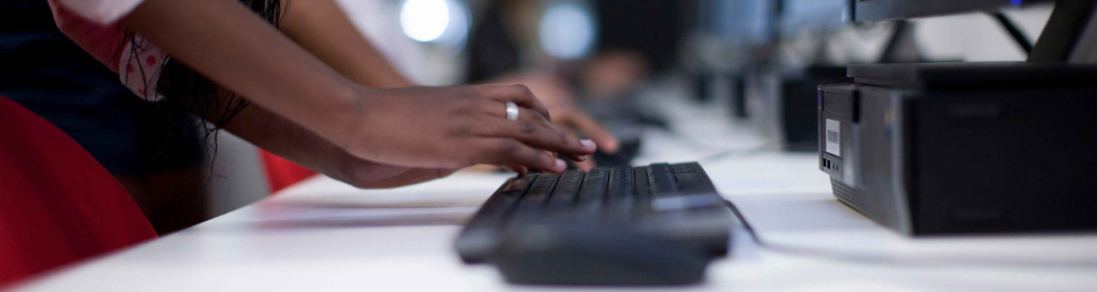Uma mulher usando um computador desktop
