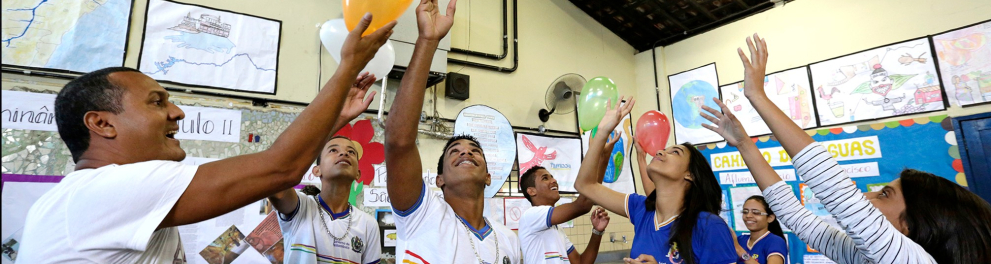 Estudantes em uma sala de aula brincando com balões