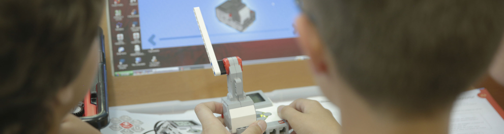 Alunos durante uma aula de robótica
