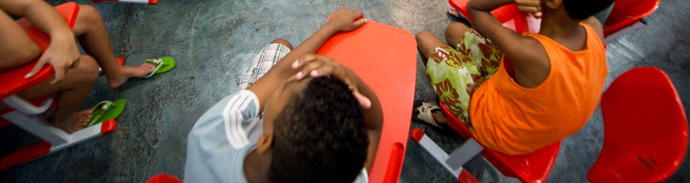 Uma sala de aula com estudantes sentados em uma roda