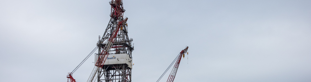 Equipamento pesado no mar, como uma plataforma de captação de petróleo mesmo