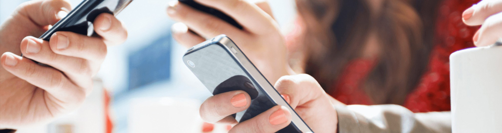 Três pessoas mexendo em smartphones