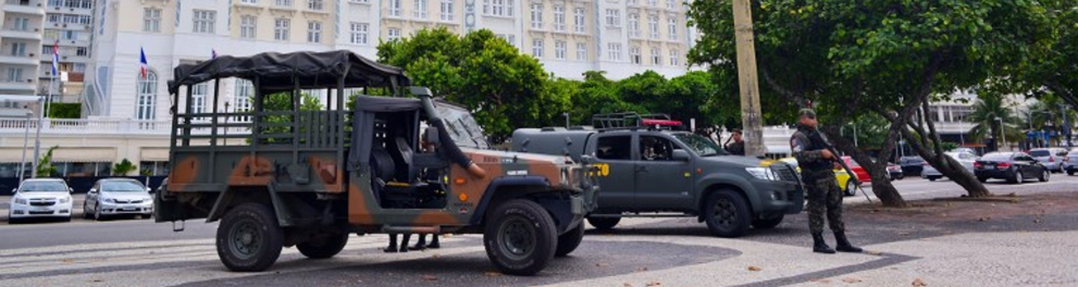 A imagem mostra veículos do exército brasileiro na frente do Hotel Copacabana Palace