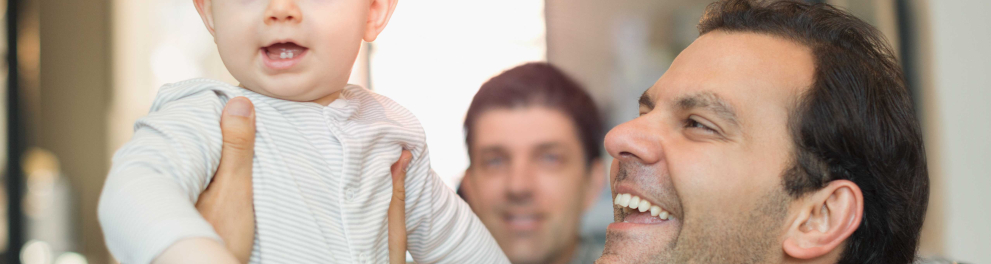 Um homem segurando um bebê 