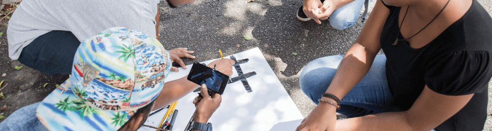 A imagem mostra jovens durante uma atividade artística