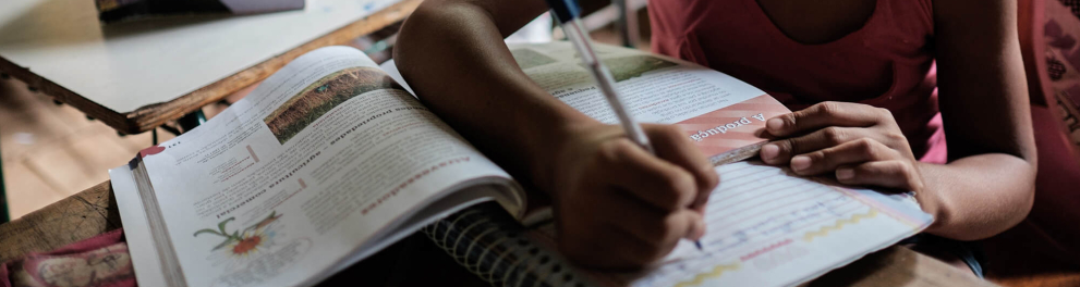Uma sala de aula com crianças lendo e escrevendo