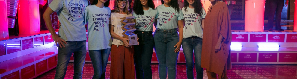 A atriz Taís Araújo ao lado de participantes do programa Futuras Cientistas