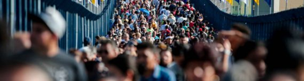 A imagem mostra uma multidão