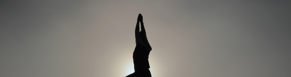 Uma mulher praticando yoga