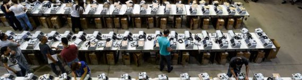 Uma sala com diversas urnas eletrônicas